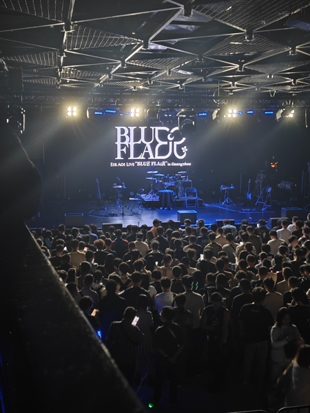 二楼视角，虽然远了很多，但是至少可以休息一下了，高强度出行实在是站不住