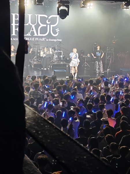 在演出的最后悄悄拍一张