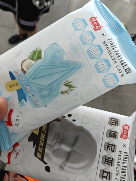 买了两个不同样式的雪糕