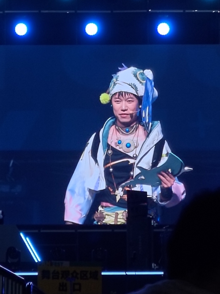 舞台上的游戏制作人丝瓜