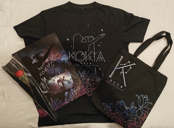 场贩与特典合影（后悔，这个T恤和托特包实在是太丑，购入后从来没有使用过）