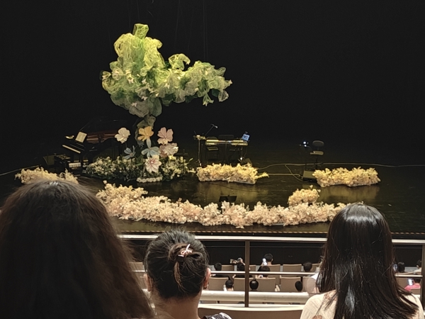 舞台（光脚歌手矗立的地方）