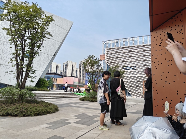 下午来排队，烈日炎炎下开始折磨的四个小时