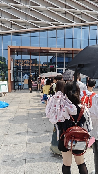 烈日下排队买场贩