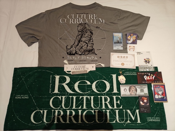 场贩合影，T恤很好看，还蹭到了很多自取的无料（I人终于赢了一回）