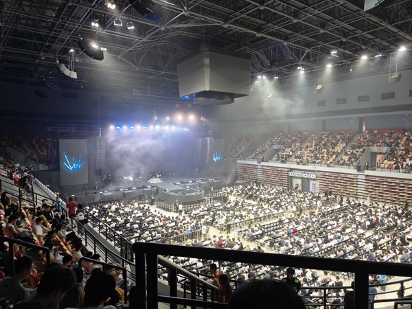 我的视角（因为我票买得晚，朋友坐在斜对面）