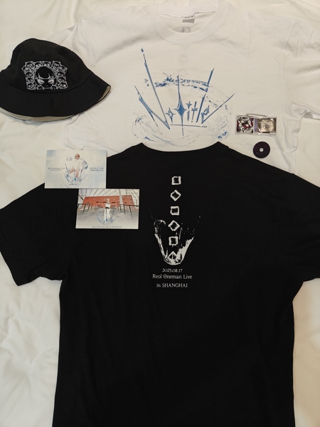 场贩合影，T恤设计得真的很好看所以两个颜色都买了，左上角的帽子是乐屋花群友赠送的无料